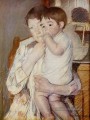 Bébé dans ses mères Les bras qui sucent son doigt mères des enfants Mary Cassatt